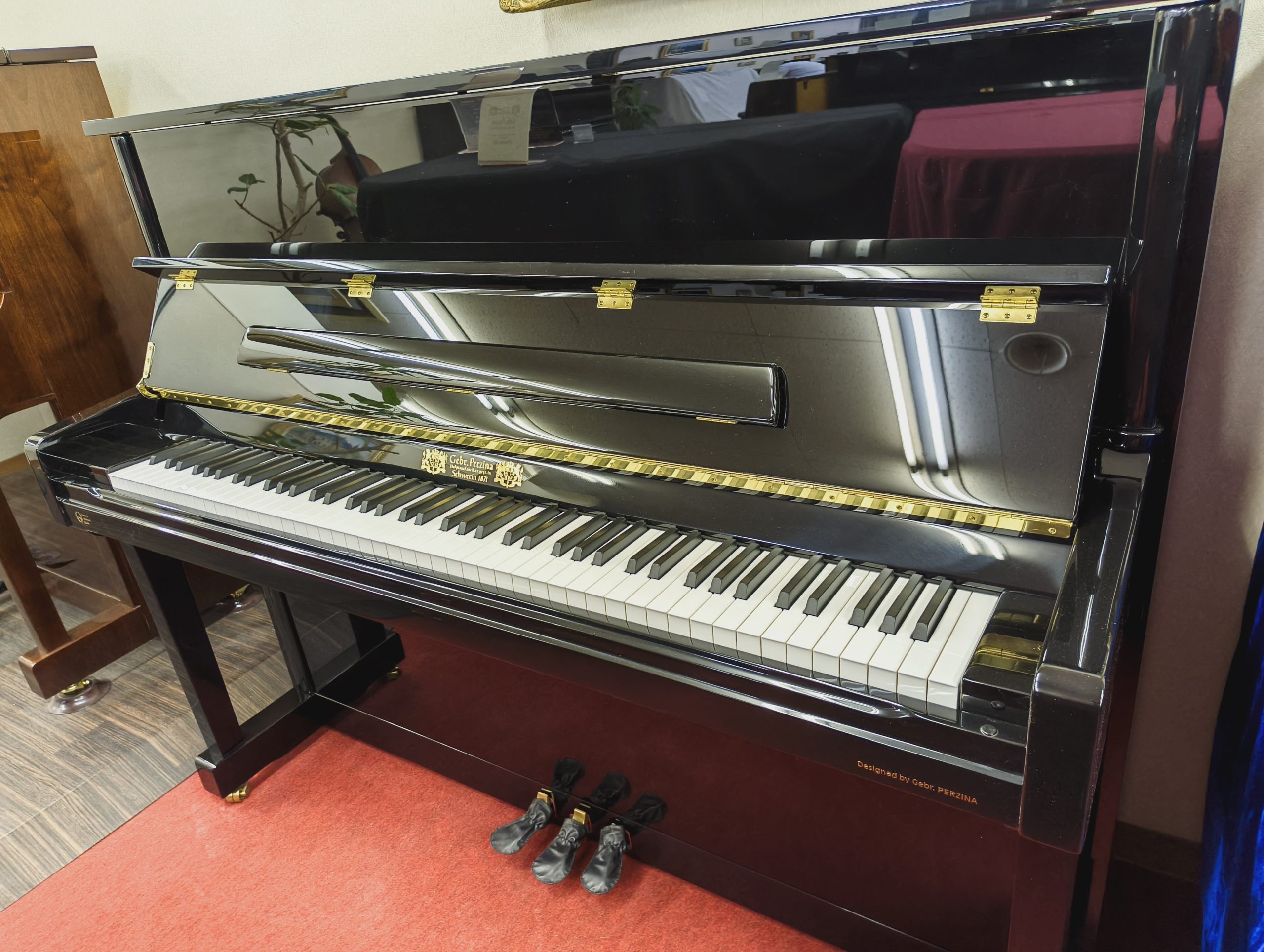 【新品】アップライトピアノ Gebr.Perzina GBS122BB-Z