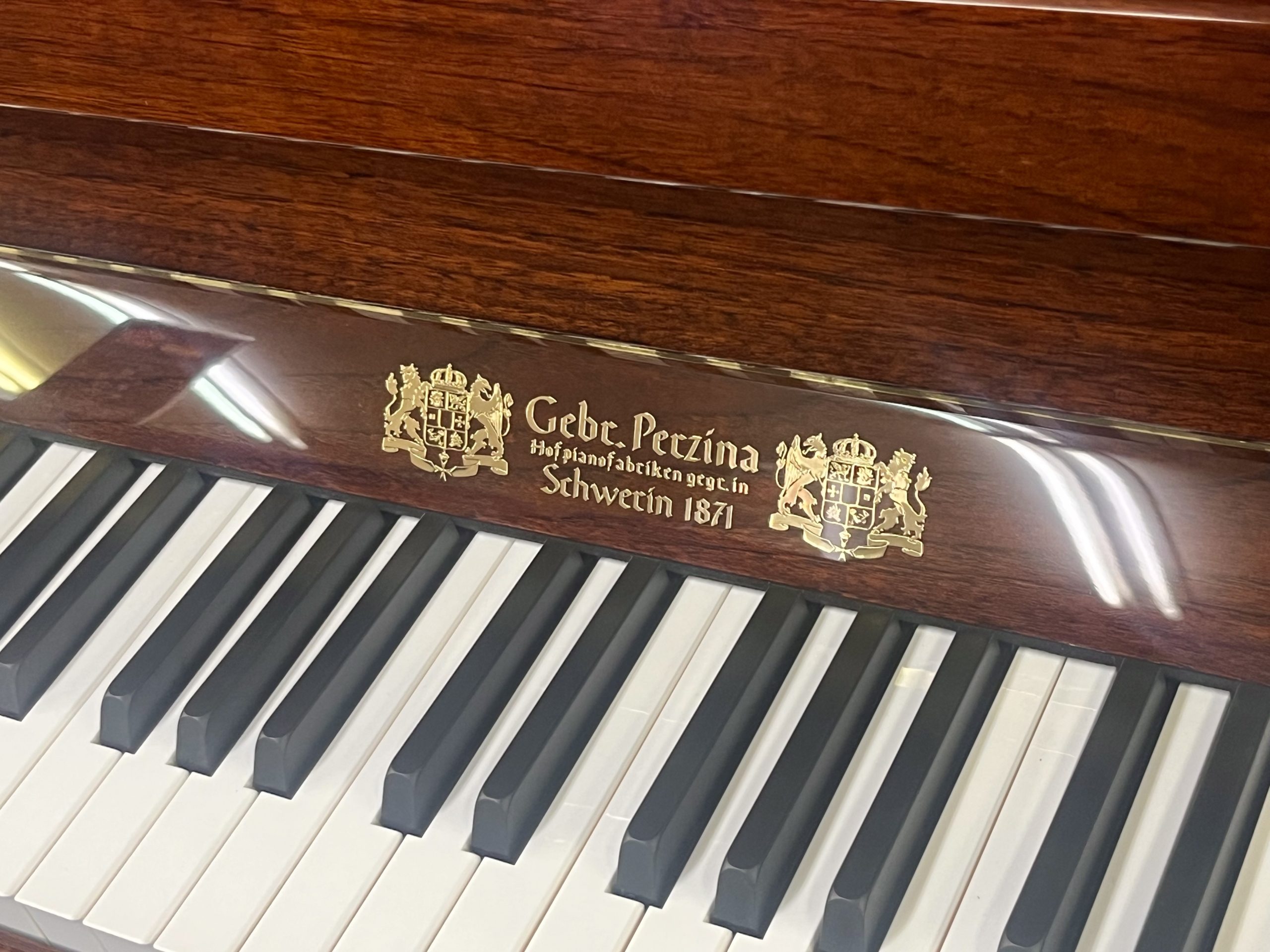 輸入新品アップライトピアノ Gebr.Perzina GP122EP-Z