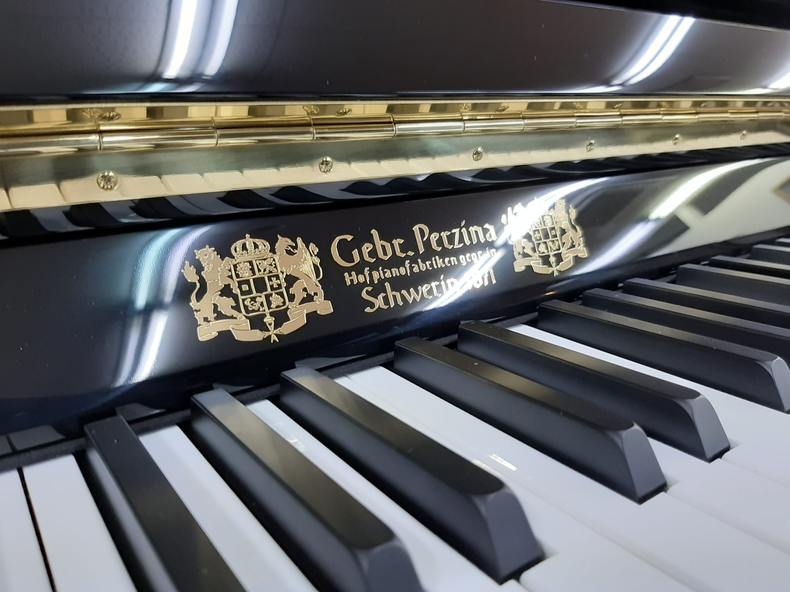 輸入新品アップライトピアノ Gebr.Perzina GBS122BB-Z/新型