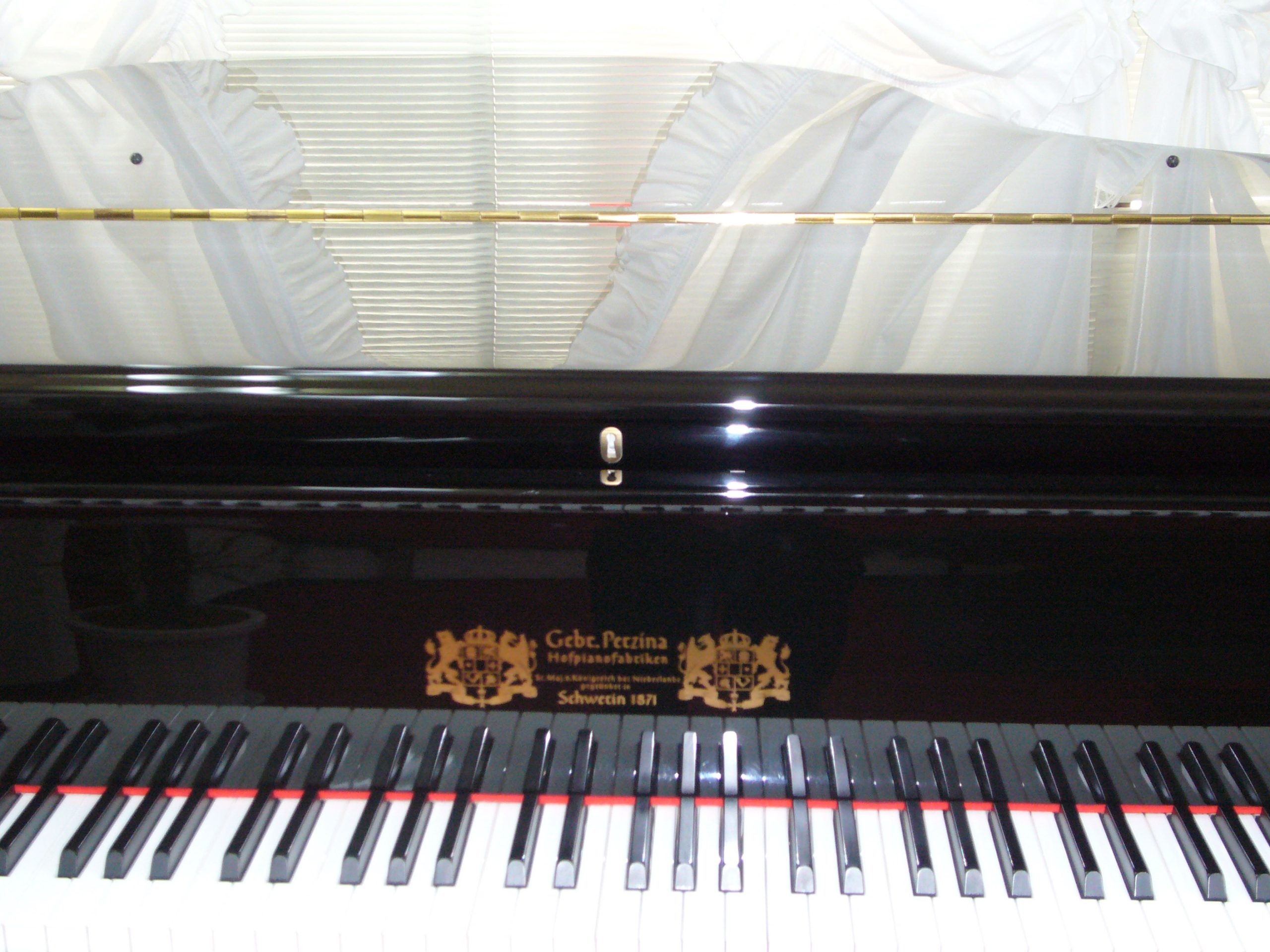 新品グランドピアノ Gebr.Perzina GB161BB