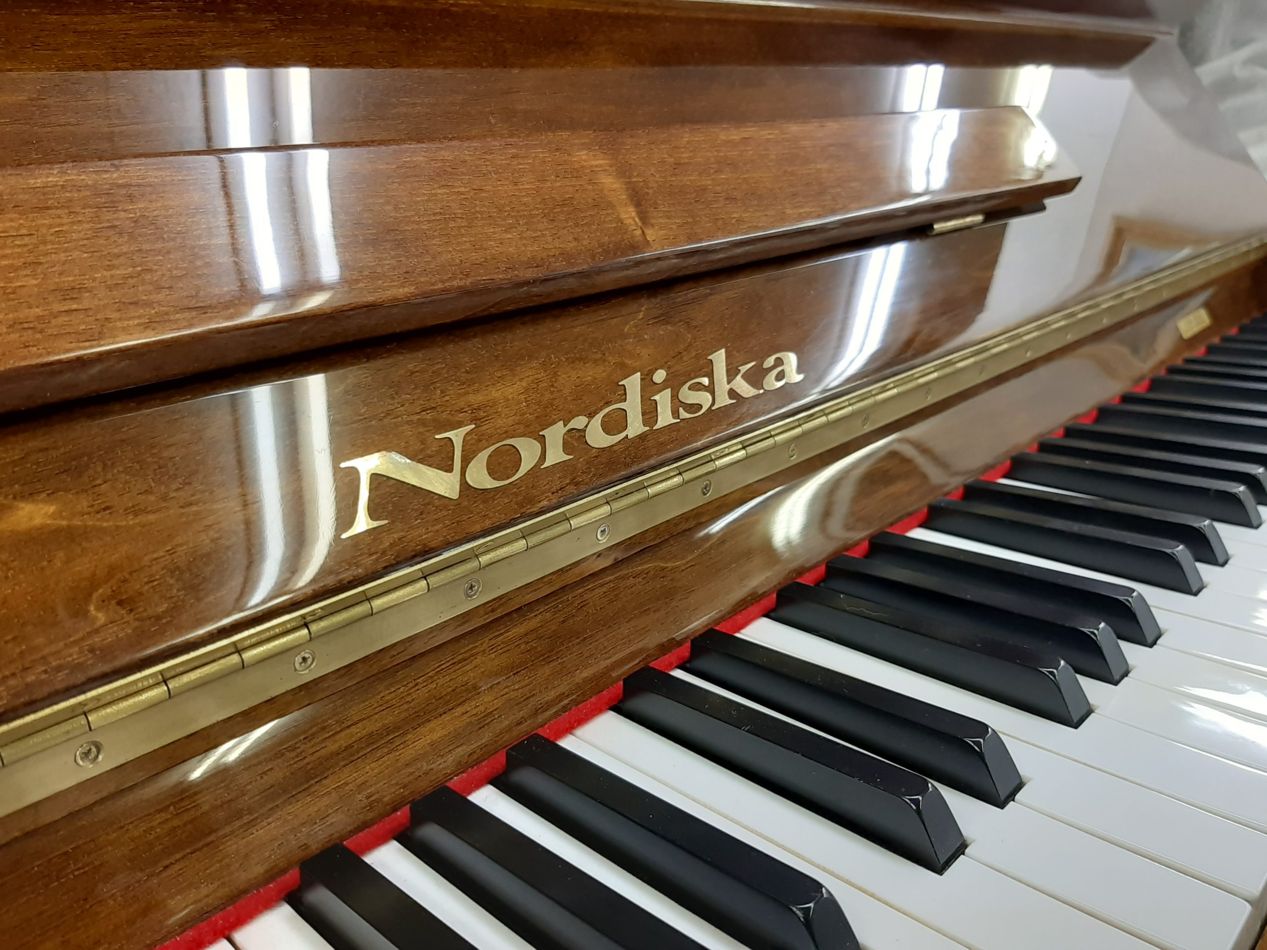 輸入中古アップライトピアノ Nordiska 122RPWN