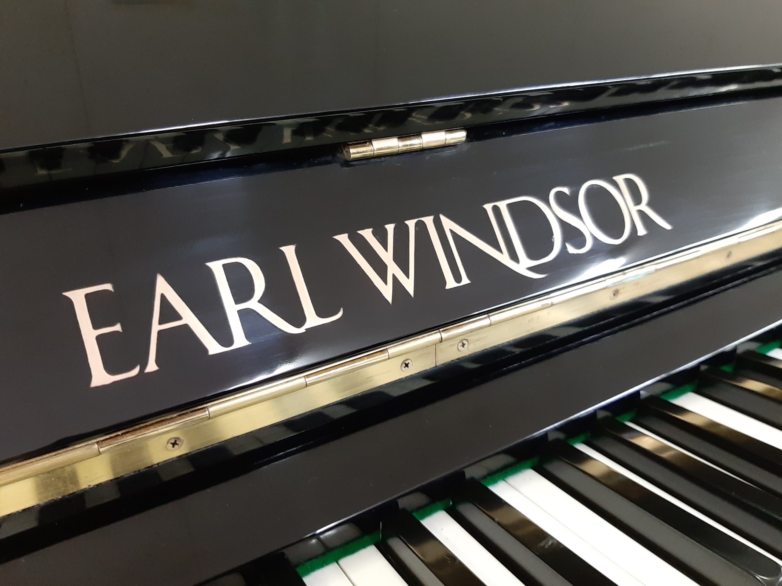 フローラピアノ中古アップライトピアノ EARL WINDSOR W112│ピアノ百貨 