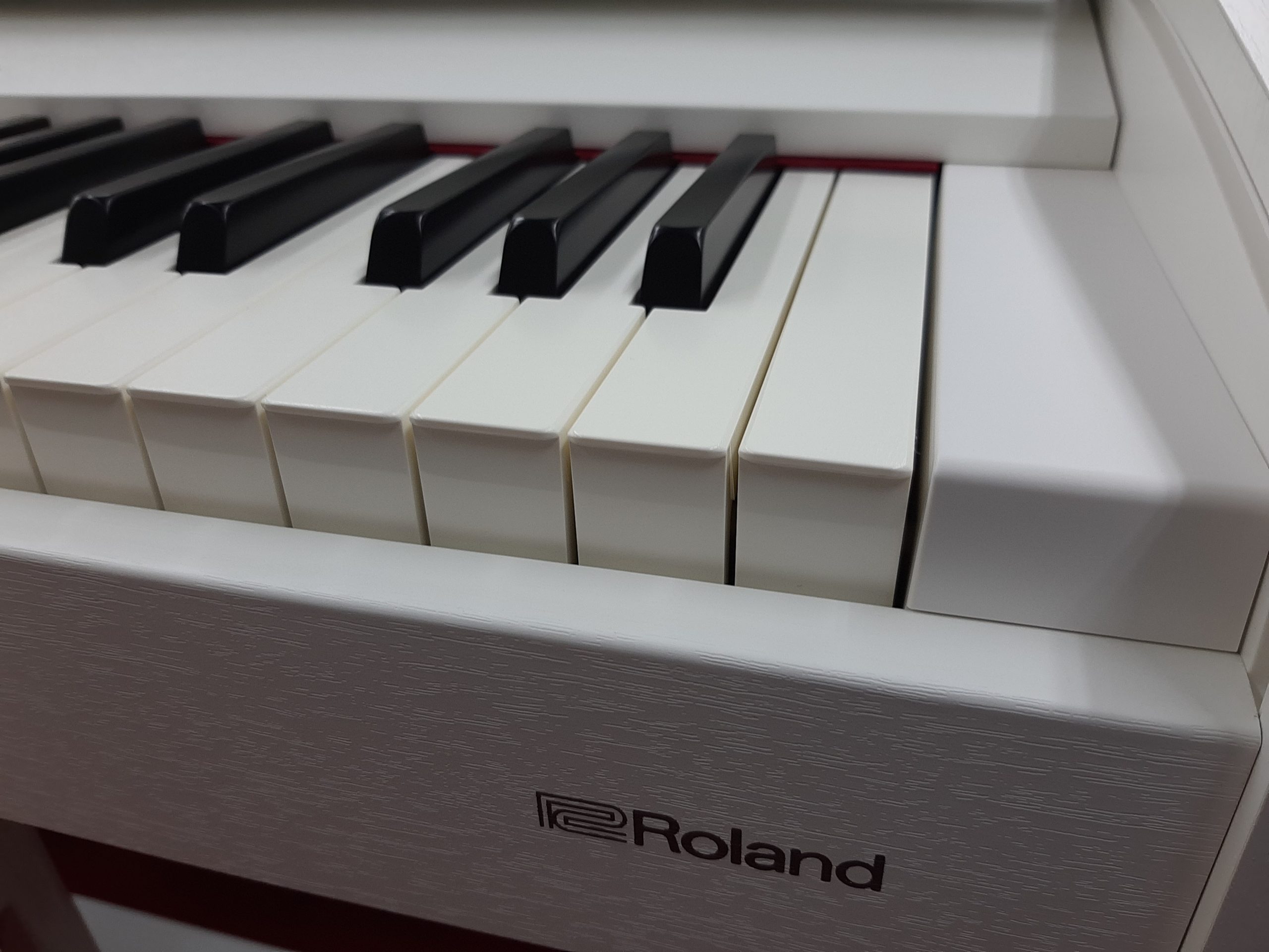 【新品電子ピアノ】 Roland F701-WH