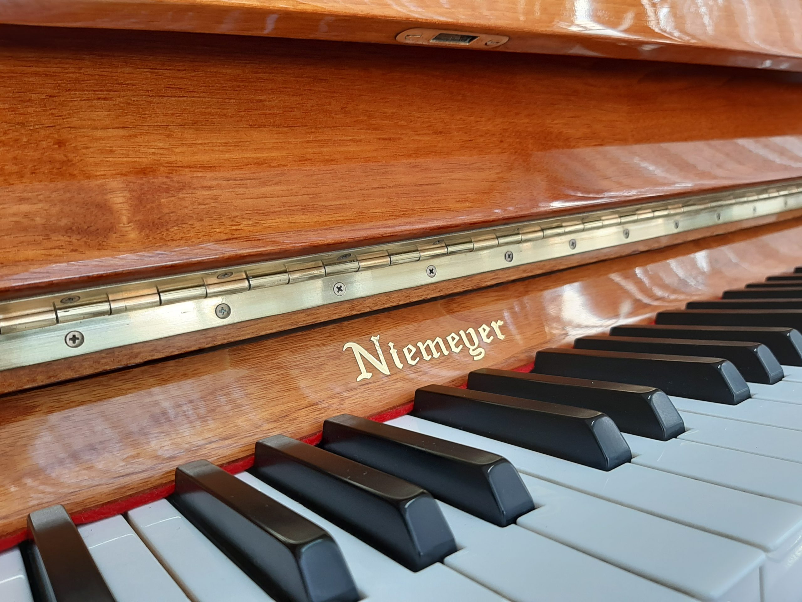 【5年保証付き】中古ピアノ Niemeyer 114RP