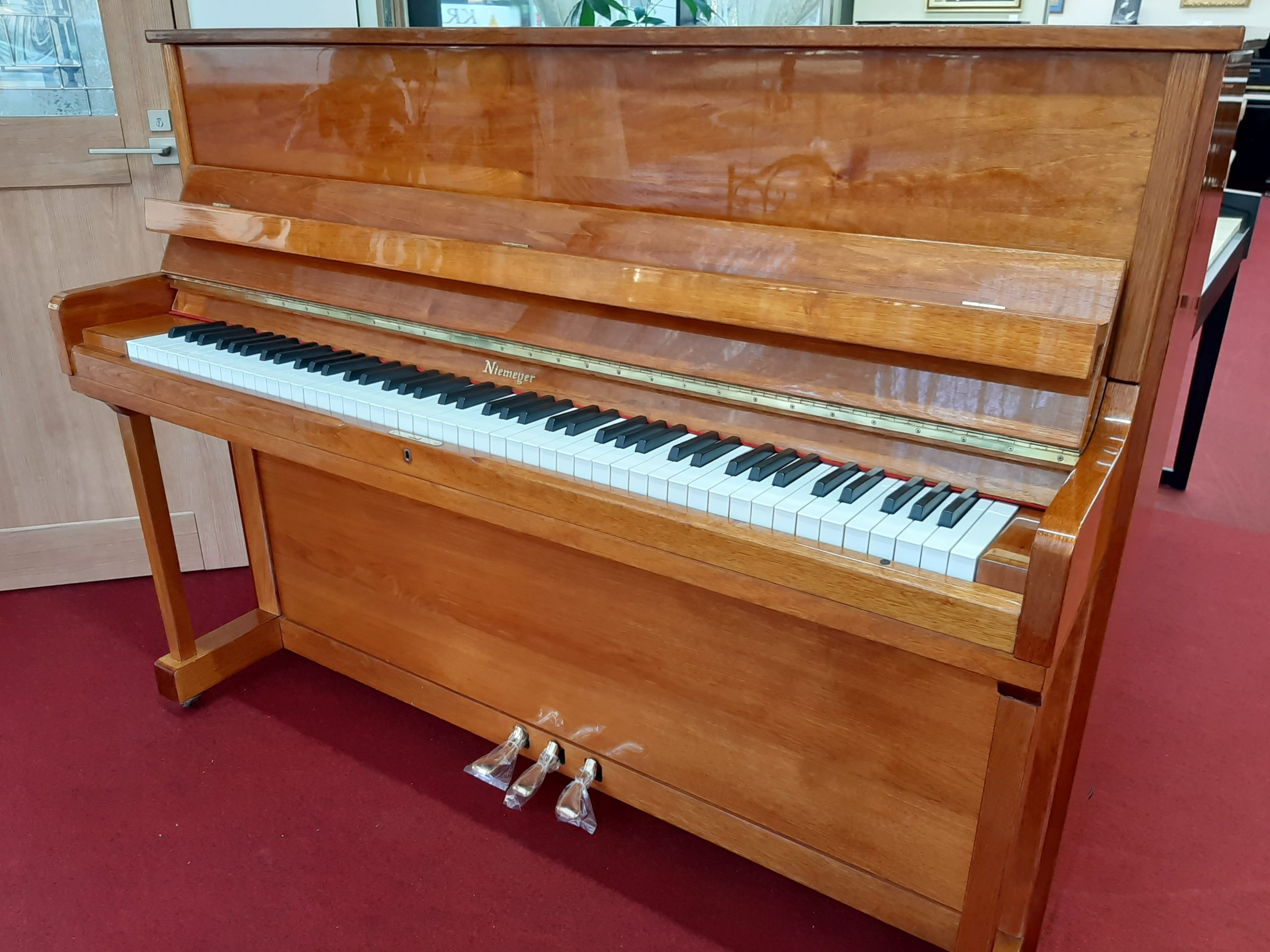 【5年保証付き】中古ピアノ Niemeyer 114RP