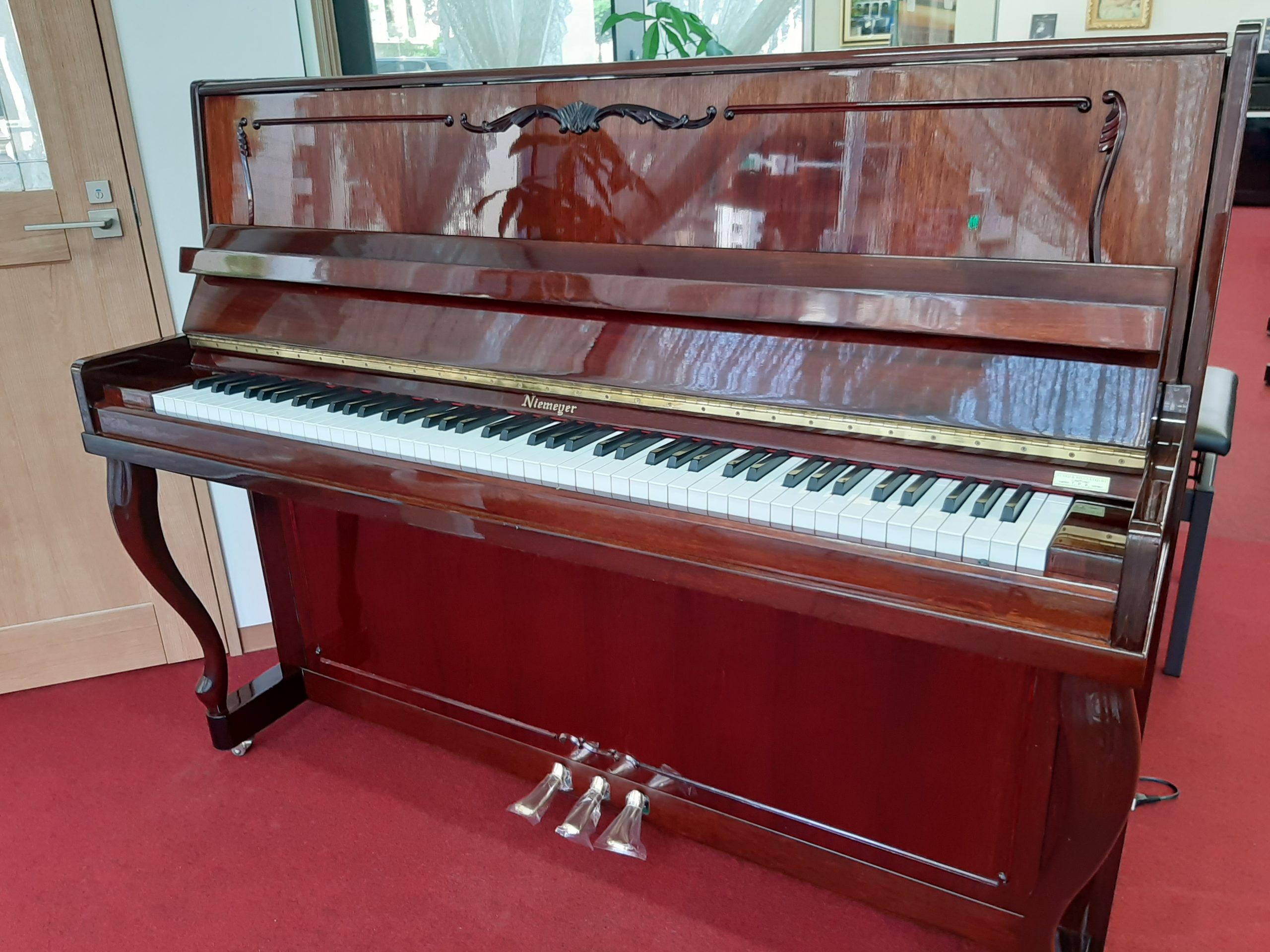 Niemeyer ピアノ(中古) 5年保証付き】中古ピアノ Niemeyer 115GC 外装補修前 特別価格