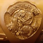 【中古】アップライトピアノ Wilson A-300 人魚のマーク