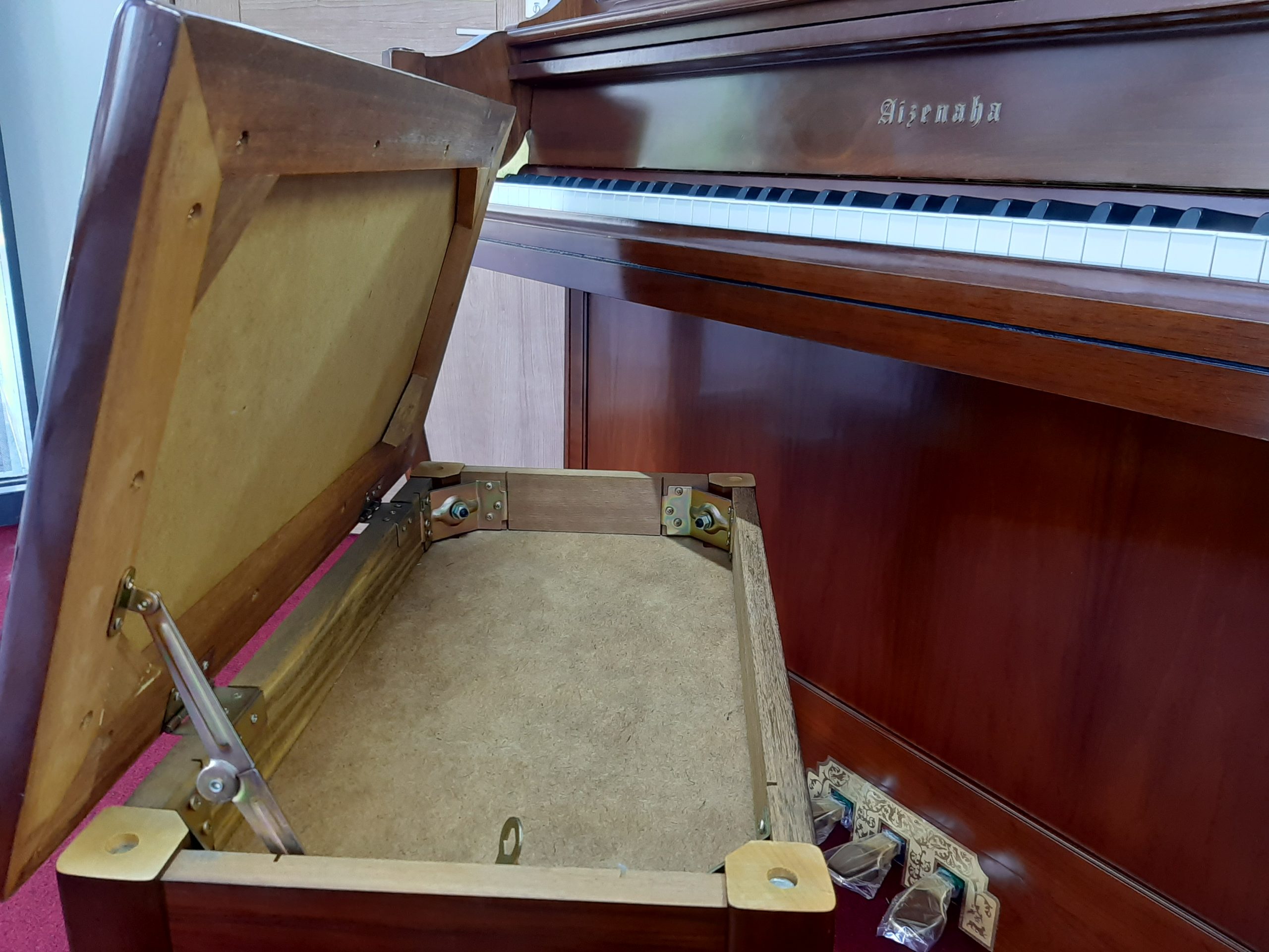  【中古】アップライトピアノ  Aizenaha  NS-230C 家具調 装飾 収納イス 輸入