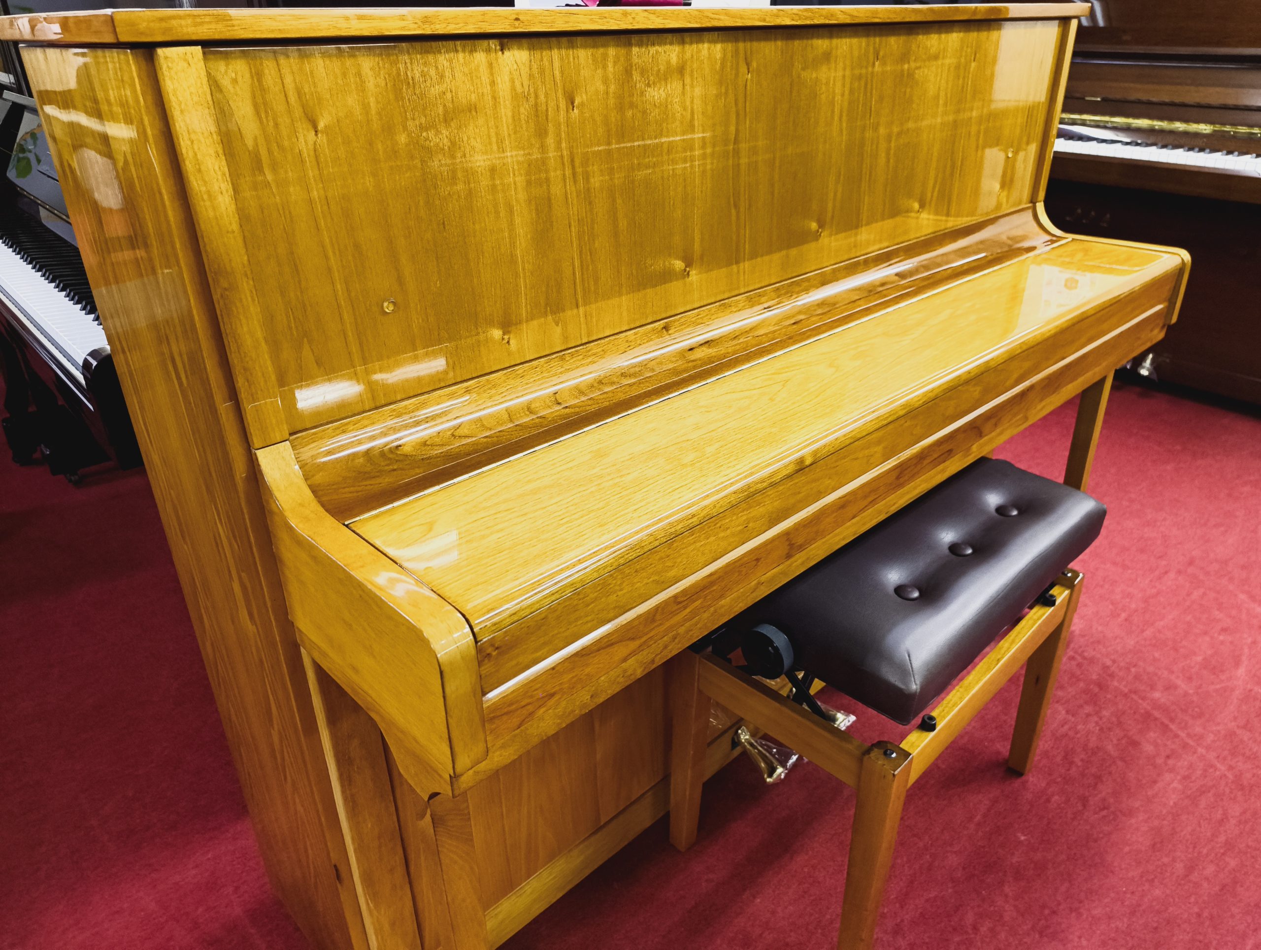 【中古】アップライトピアノ Niemeyer 114RPMN コンパクト 木目仕上げ