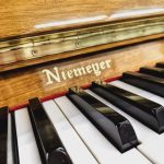 【中古】アップライトピアノ Niemeyer 114RPMN コンパクト 木目仕上げ