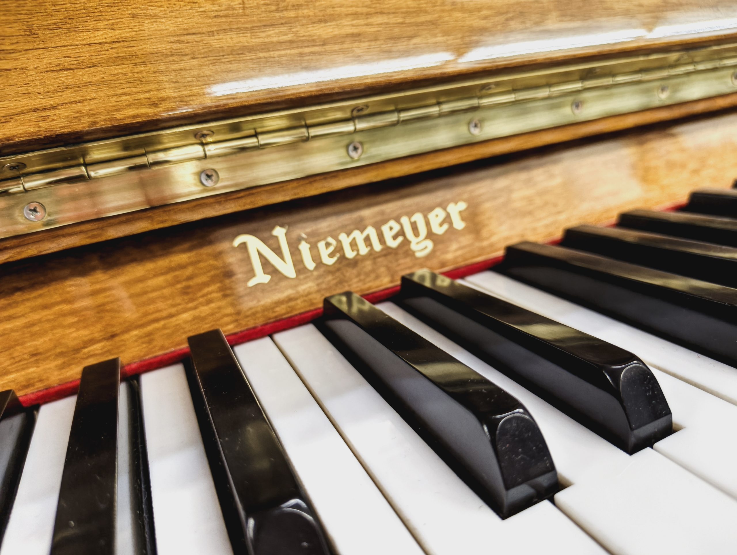 【中古】アップライトピアノ Niemeyer 114RPMN コンパクト 木目仕上げ