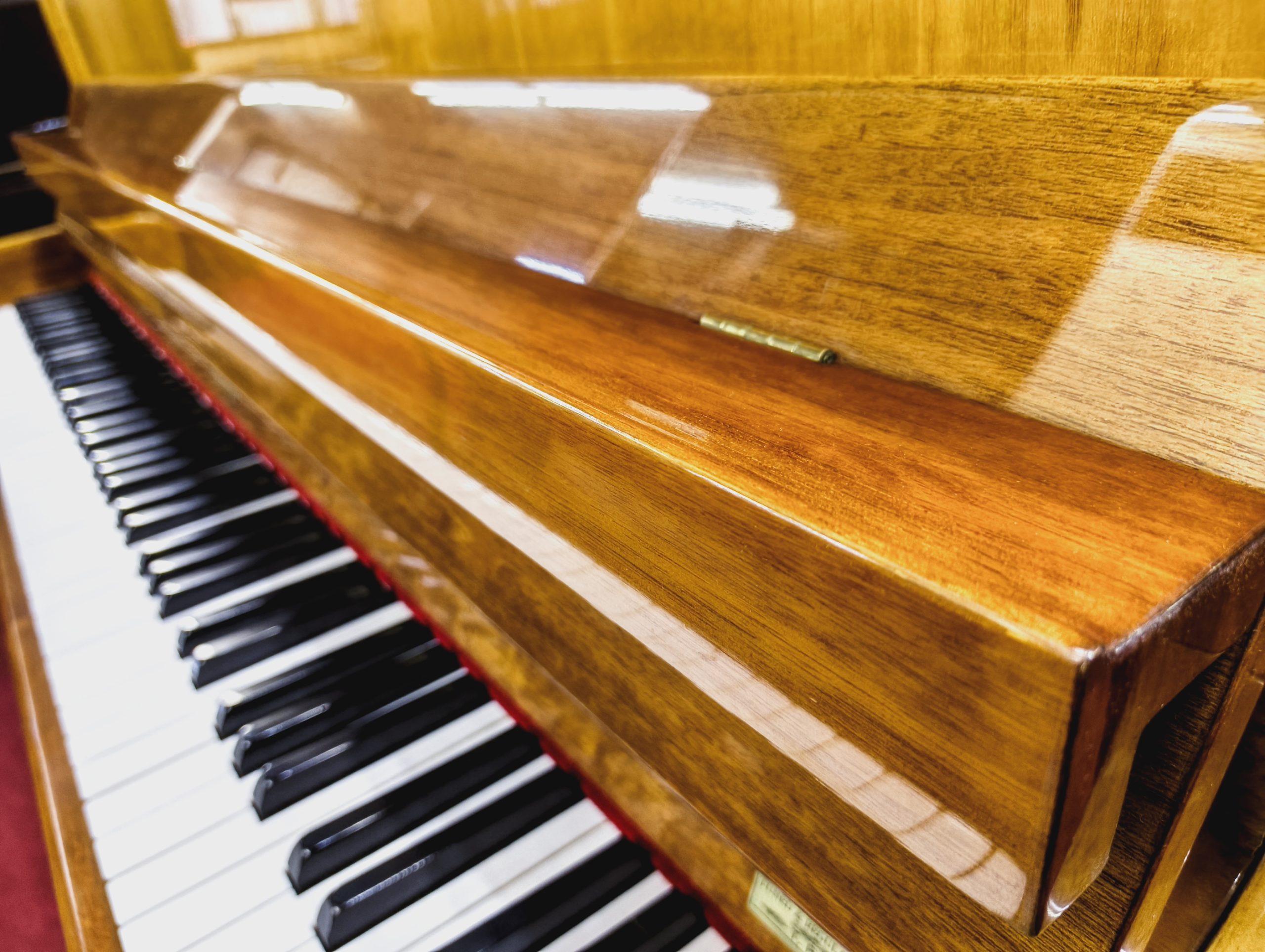 【中古】アップライトピアノ Niemeyer 114RPMN コンパクト 木目仕上げ